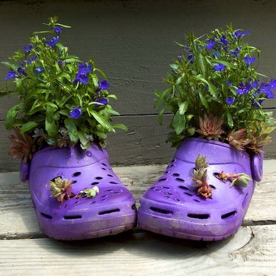 старую обувь можно использовать как горшки под цветы в садах и деревнях.
