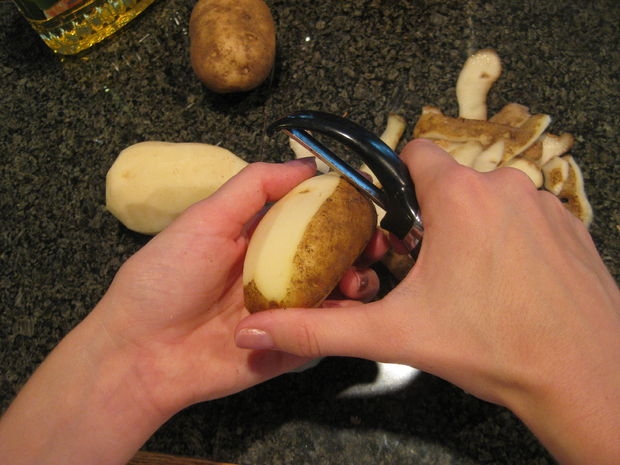 От чистки картофеля темнеет кожа на руках