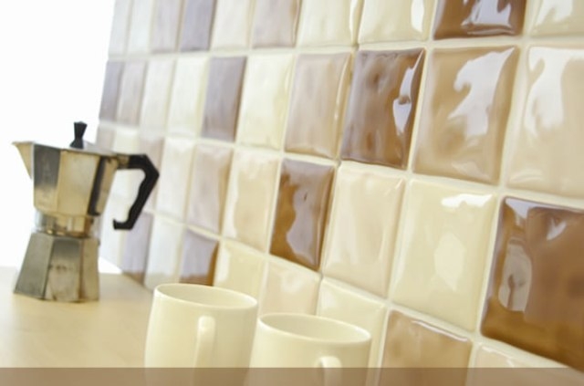 Если между керамическими плитками на стенах кухни образовались серые полосы