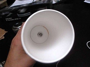 Как сделать динамики для MP3-плеера из старых наушников и стаканчиков для кофе Как сделать динамики для MP3-плеера из старых наушников и стаканчиков для кофе